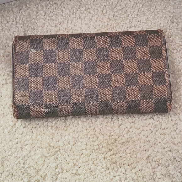 4. LV Damier Ebene Sarah Wallet Authentic - Picture 3 of 7